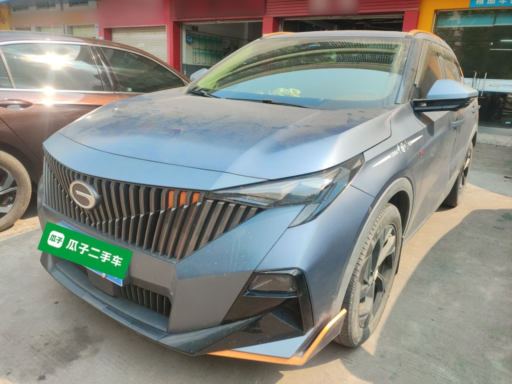 Под передней частью автомобиля