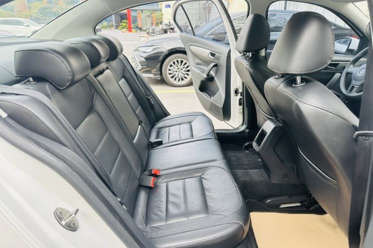 Used Volkswagen Lavida 2013 Restyled Classic 1.6L Automatic Comfort Edition Interior 9