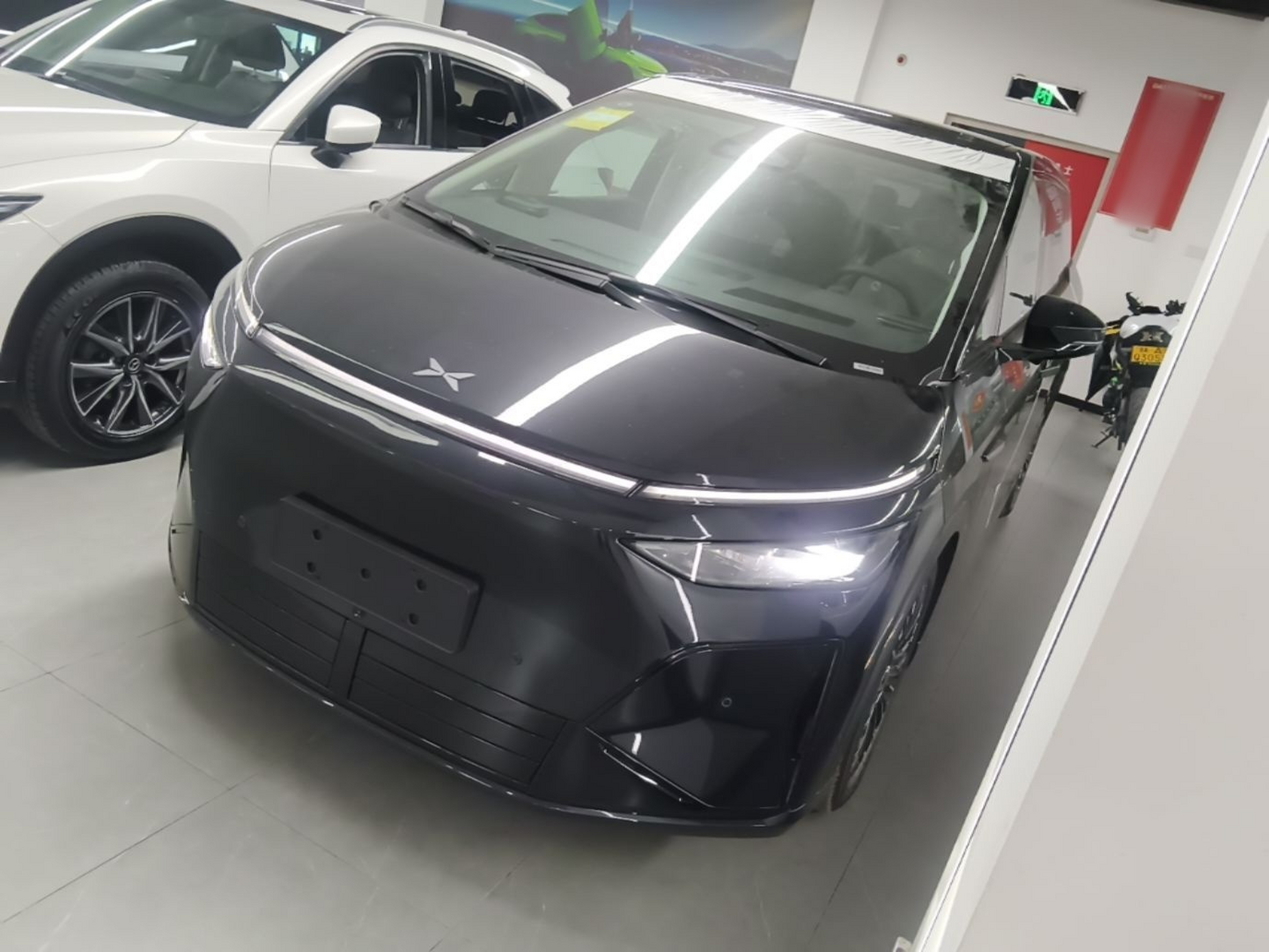 Под передней частью автомобиля