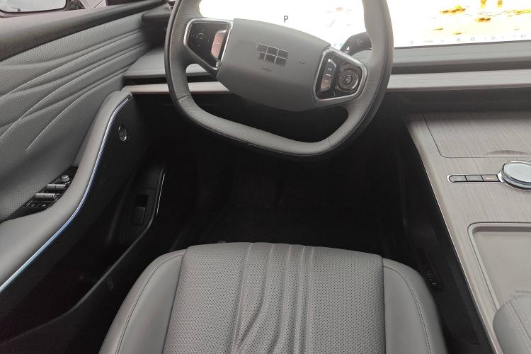 Used Geely Galaxy E8 2024 665 km Range Rear-Drive Starship Long-Range Version
