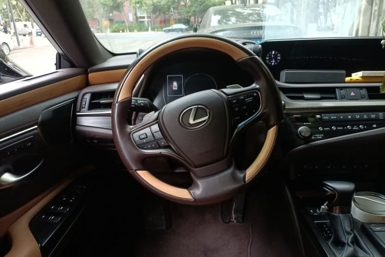 Used Lexus ES 2020 300h Executive Edition
