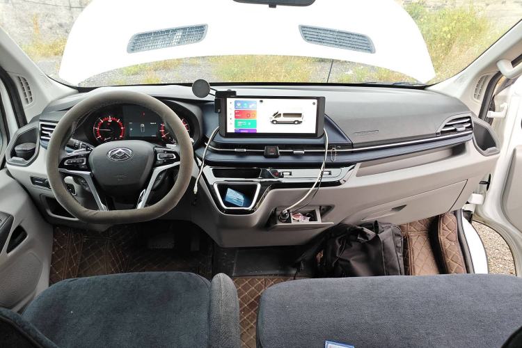 Used SAIC MAXUS Xintu V90 2024 ZhiJie 2.0T Automatic Front-Wheel-Drive Short Wheelbase Mid-Height Design with Single Rear Tire—5/6 Seater