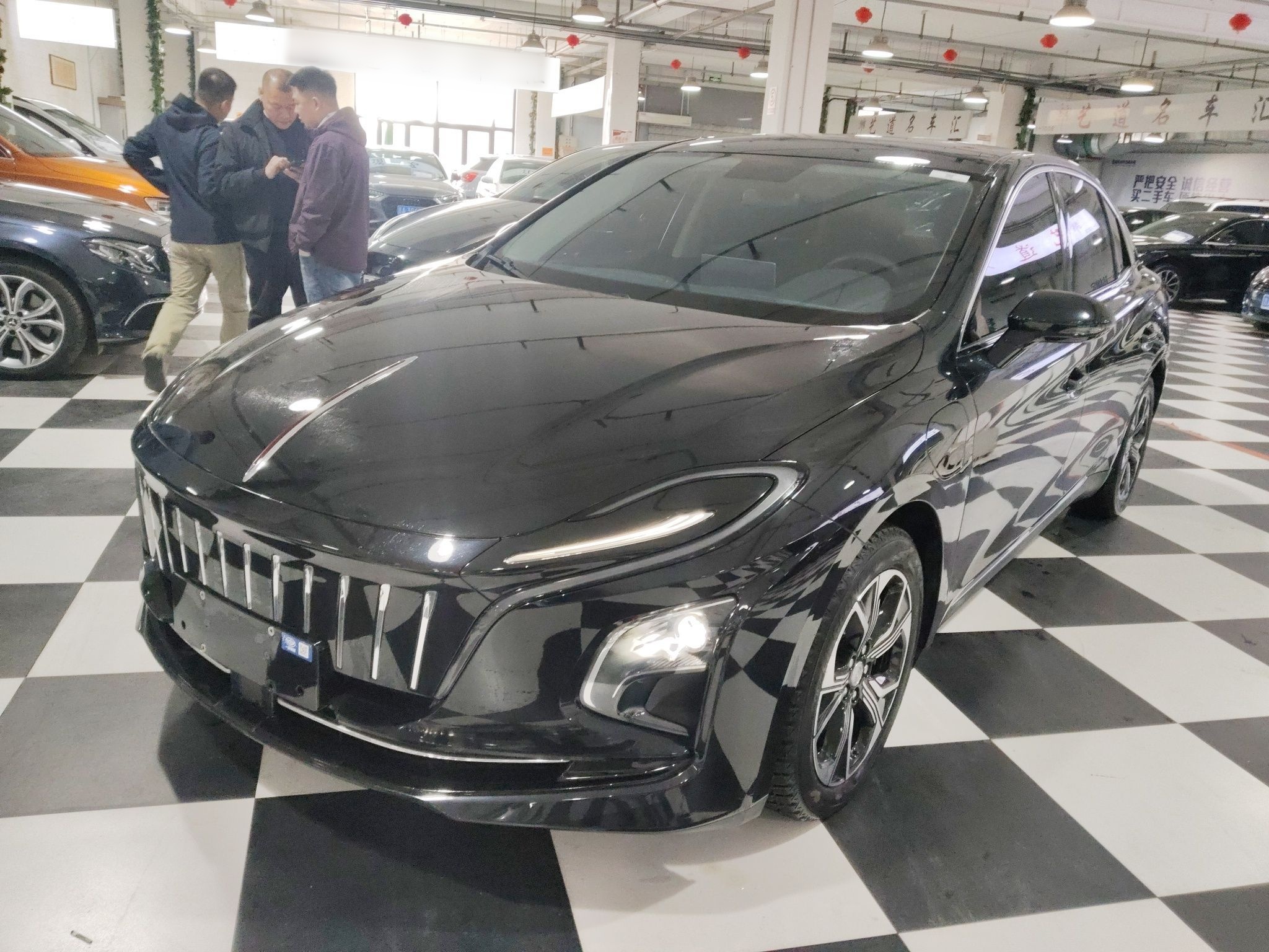 تحت مقدمة السيارة