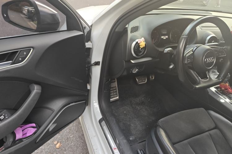 Used Audi A3 2017 Limousine 35 TFSI Sport Edition Driver Seat