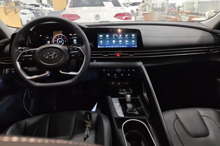 Used Hyundai Elantra 2022 1.5L CVT LUX Prestige Edition Center Console