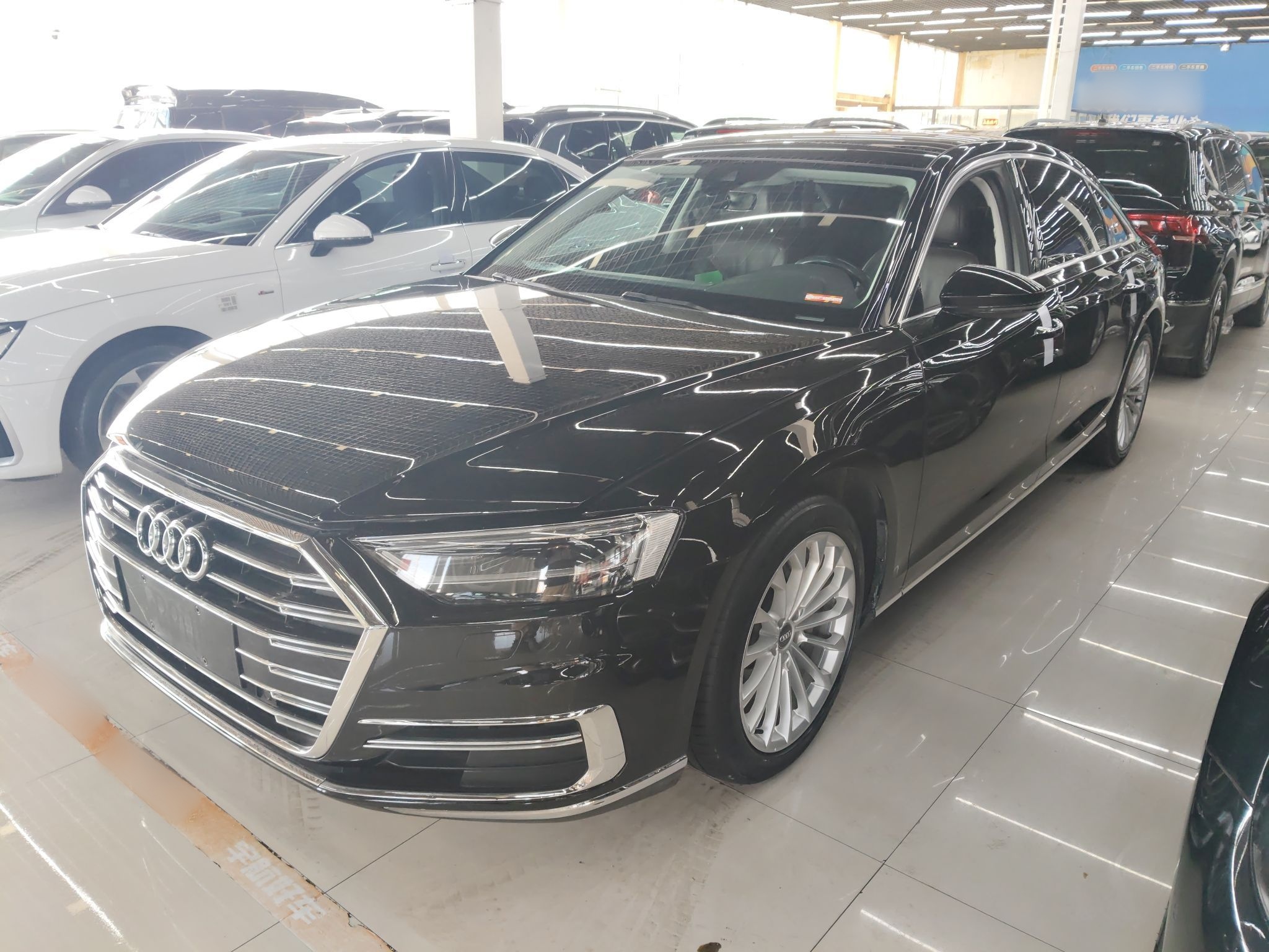 Под передней частью автомобиля