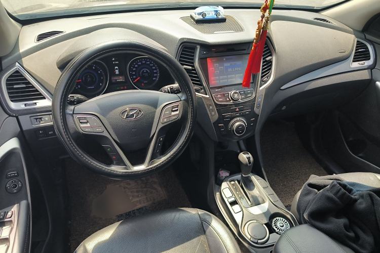 Used Hyundai Santa Fe 2015 2.0T Automatic Two-Wheel Drive Smart Version 5 Seats Center Console