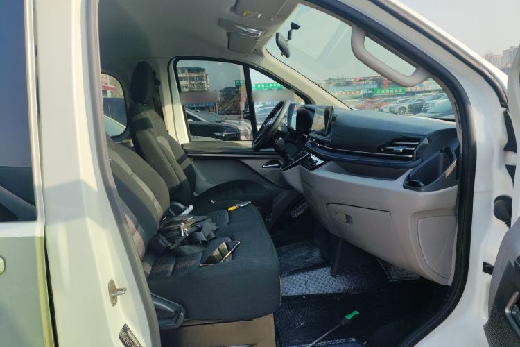 Used SAIC MAXUS Xintu V70 2023 2.0T Elite Edition Manual Transmission Short Wheelbase Low Roof 5/6 Seats (125 hp) Right Front Seat