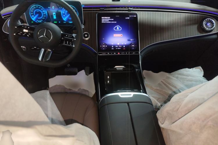 Used Mercedes-Benz EQE SUV 2024 500 4MATIC Pioneer Edition Center Console