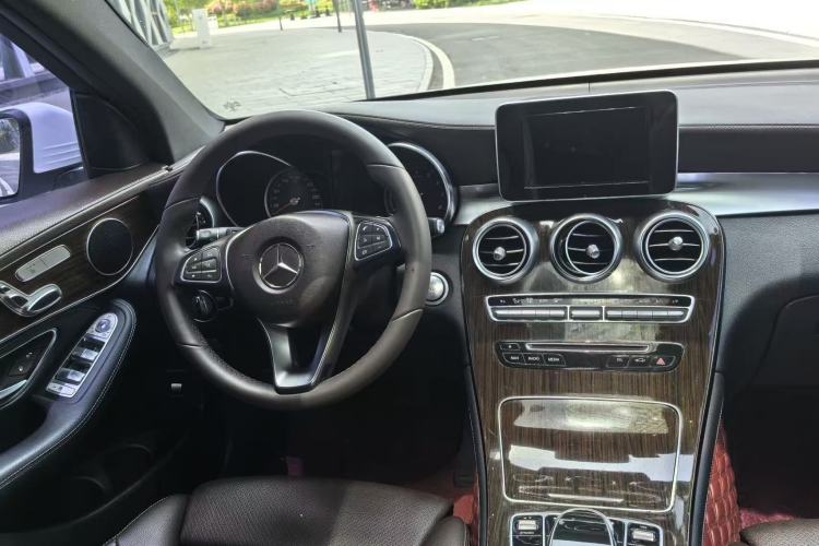 Used Mercedes-Benz GLC 2016 GLC 260 4MATIC Luxury Model Interior 2