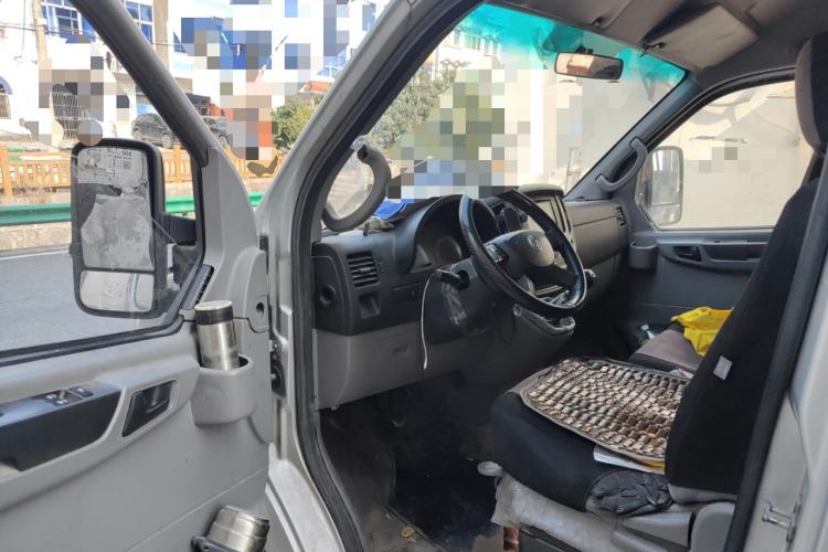 Used Dongfeng Yufeng 2018 2.3TA100 Standard Edition Logistics Vehicle Short Wheelbase Mid-Roof Design 5-9 Seater Powered by WP2.3
