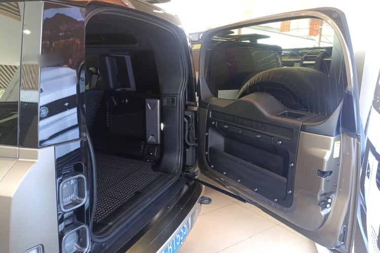 Used Land Rover Defender 2021 110 P400 X Trunk