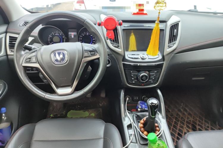 Used CHANGAN CS75 2017 Shangkui Edition 1.5T Manual Fengxiang Model Center Console