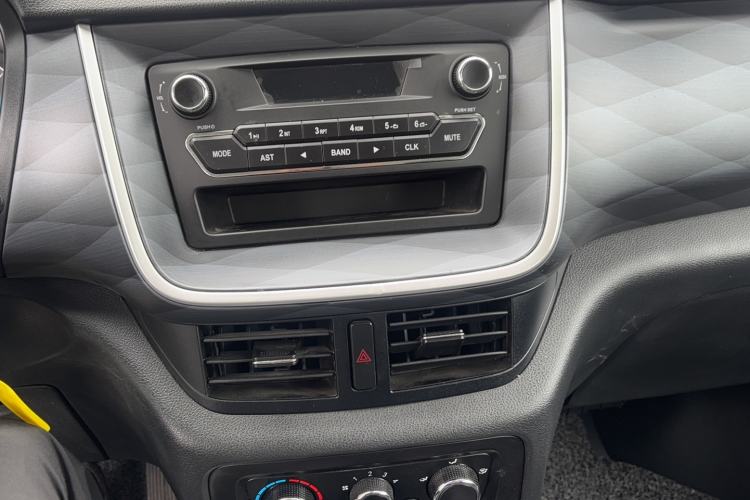 Used Jinbei Gold Hiace M Classic 2024 1.5L Engineering Lion Passenger Vehicle 5 Seats Audio And AC Panel