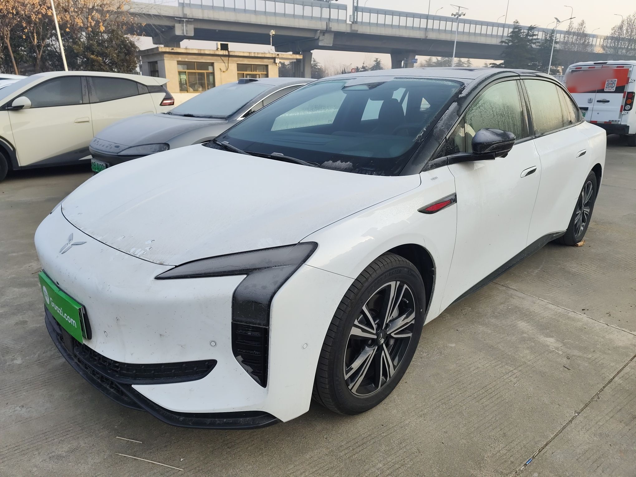 Под передней частью автомобиля