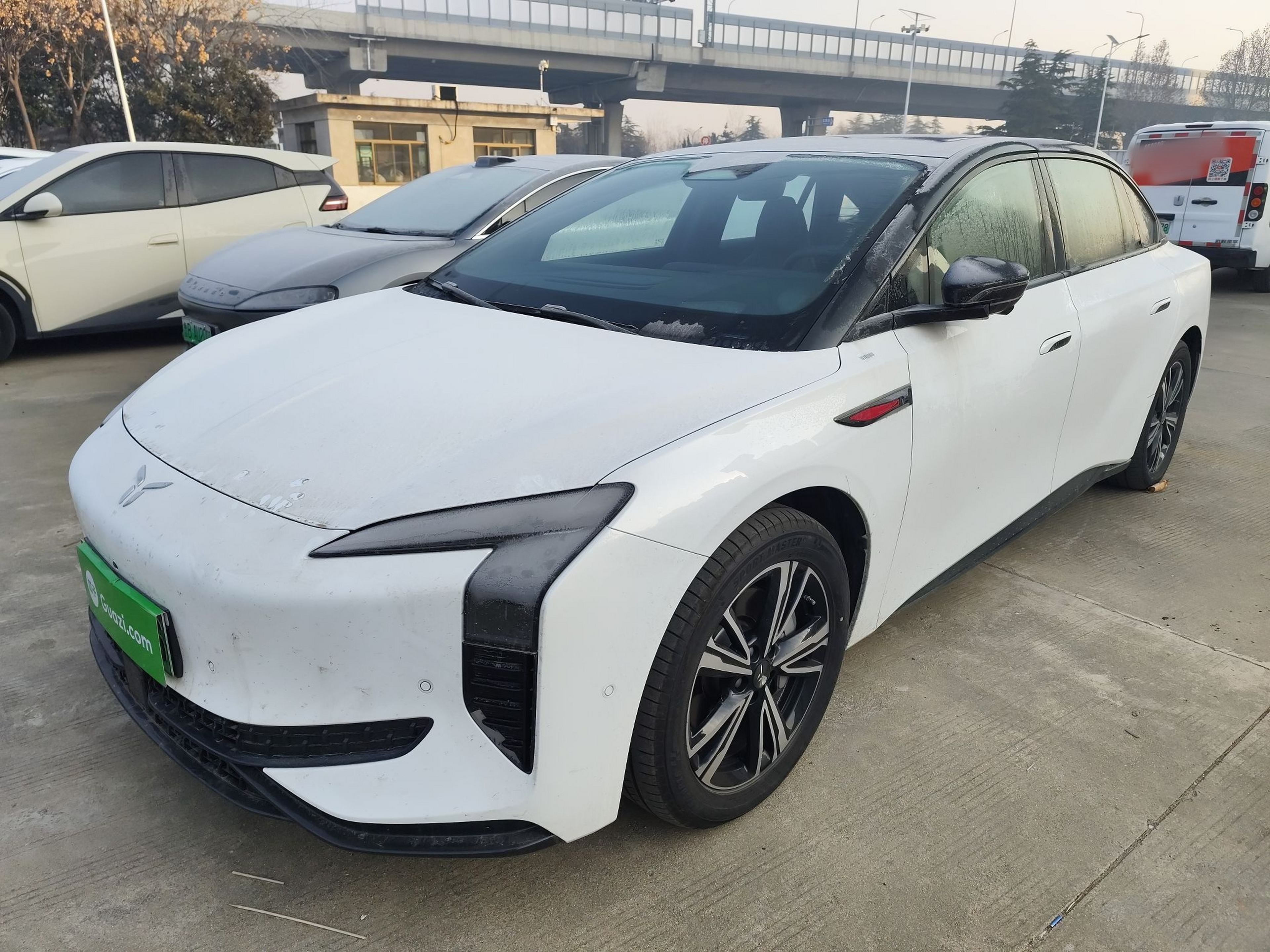 Под передней частью автомобиля