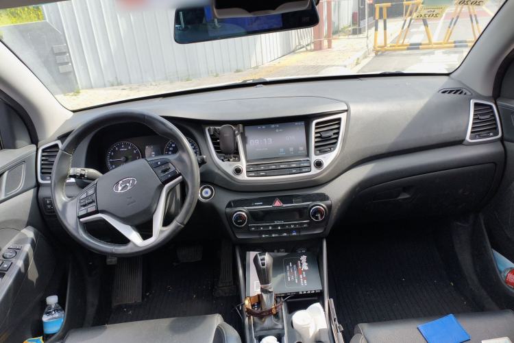 Used Hyundai Tucson 2018 1.6T Dual-Clutch Two-Wheel Drive 15th Anniversary Special Edition Center Console