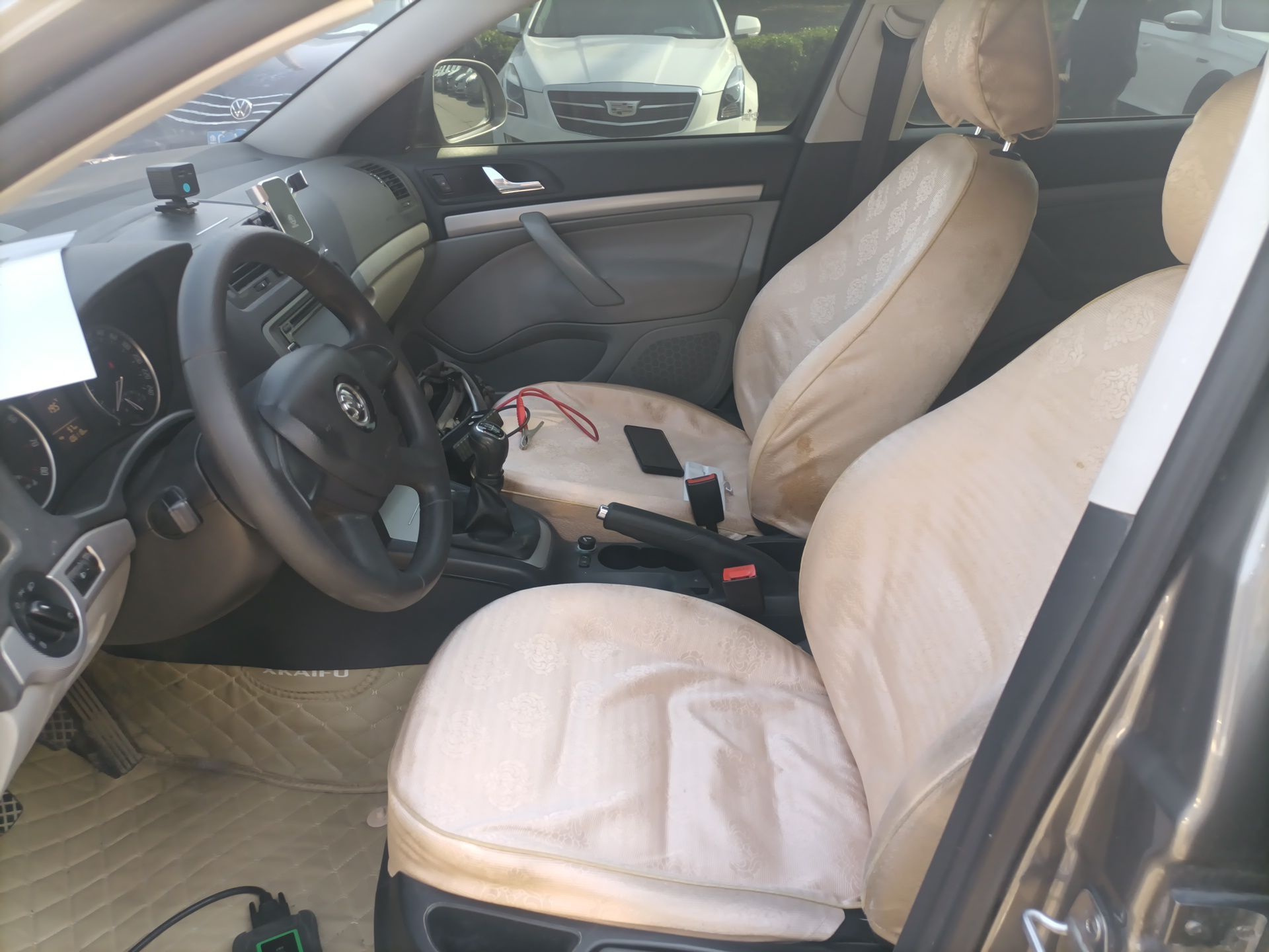 Переднее сиденье в автомобиле