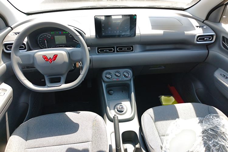 Used Wuling Hongguang New Energy 2024 All-Electric Model 300KM Standard Version Center Console