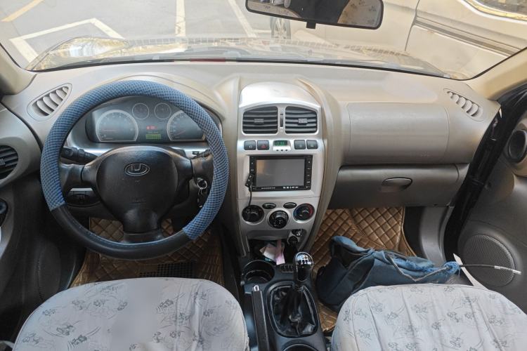 Used Huatai Santa Fe Classic 2012 2.0L Gasoline Manual Two-Wheel Drive Comfort Version Center Console