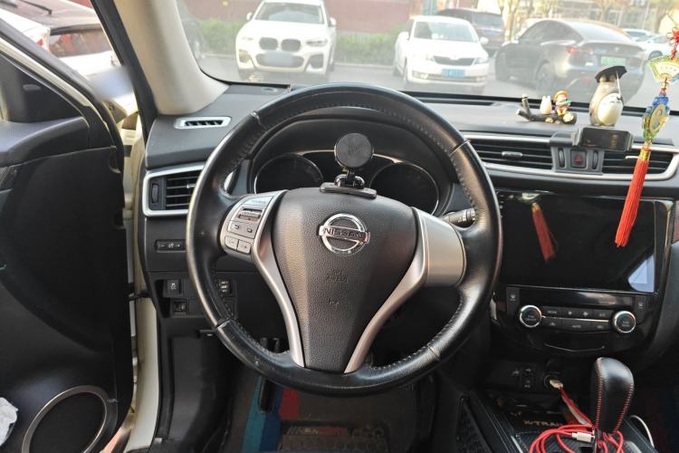Used Nissan X-Trail 2014 2.5L CVT Luxury Edition 4WD Steering Wheel