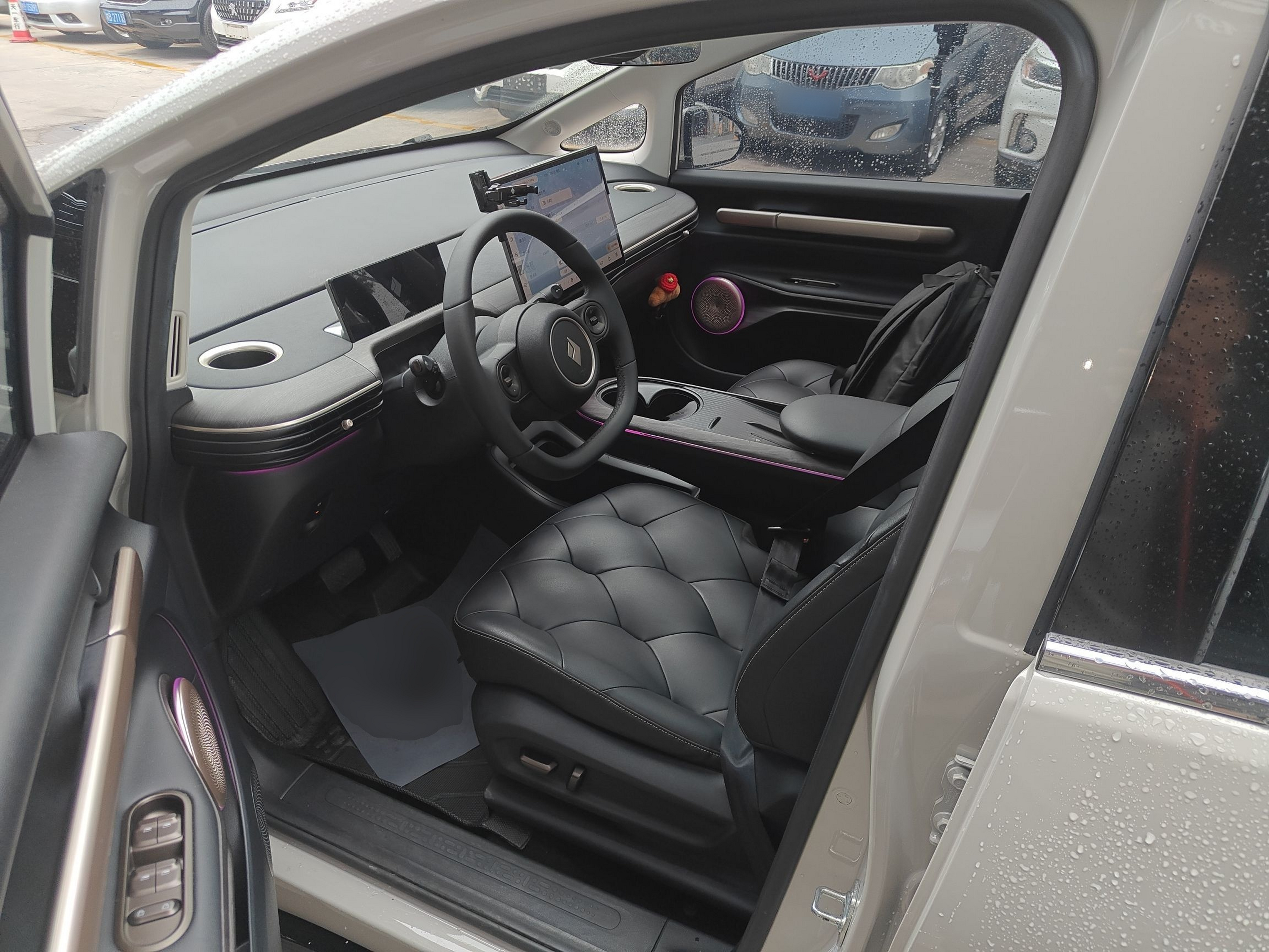 المقاعد الأمامية داخل السيارة