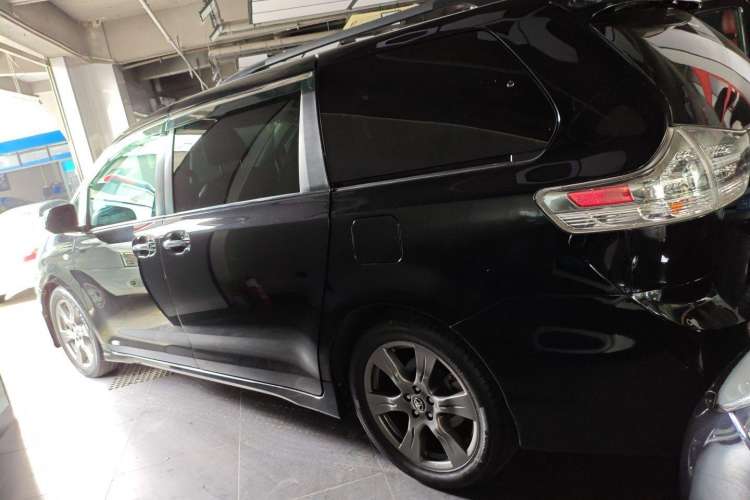 Used Toyota Sienna 2018 3.5L Two-Wheel Drive SE U.S. Specification
