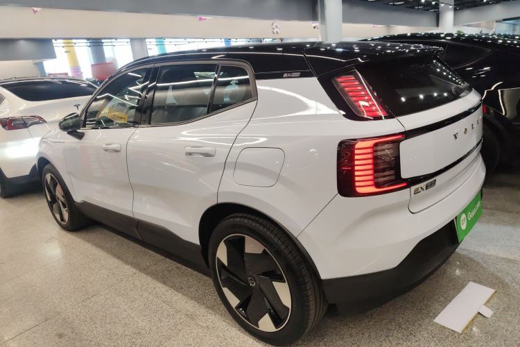 Used Volvo EX30 2025 Rear-Drive Long-Range Plus Model
