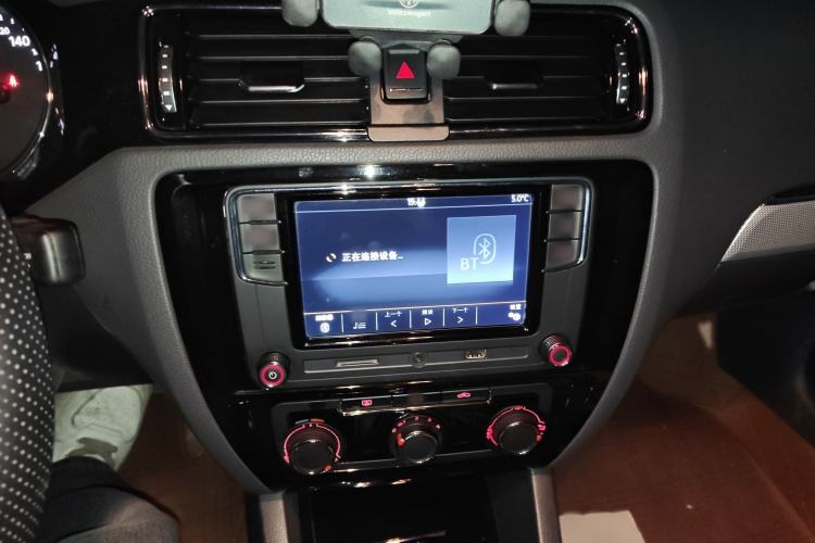 Used Volkswagen Sagitar 2018 1.6L Automatic Comfort Model Audio And AC Panel