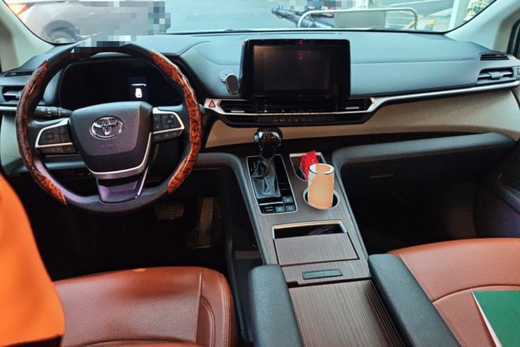 Used Toyota SIENNA 2023 2.5L Hybrid Comfort Edition Center Console