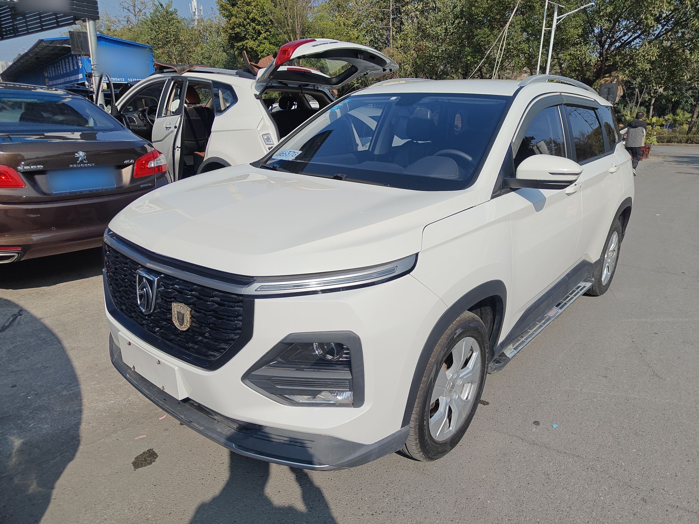 Под передней частью автомобиля