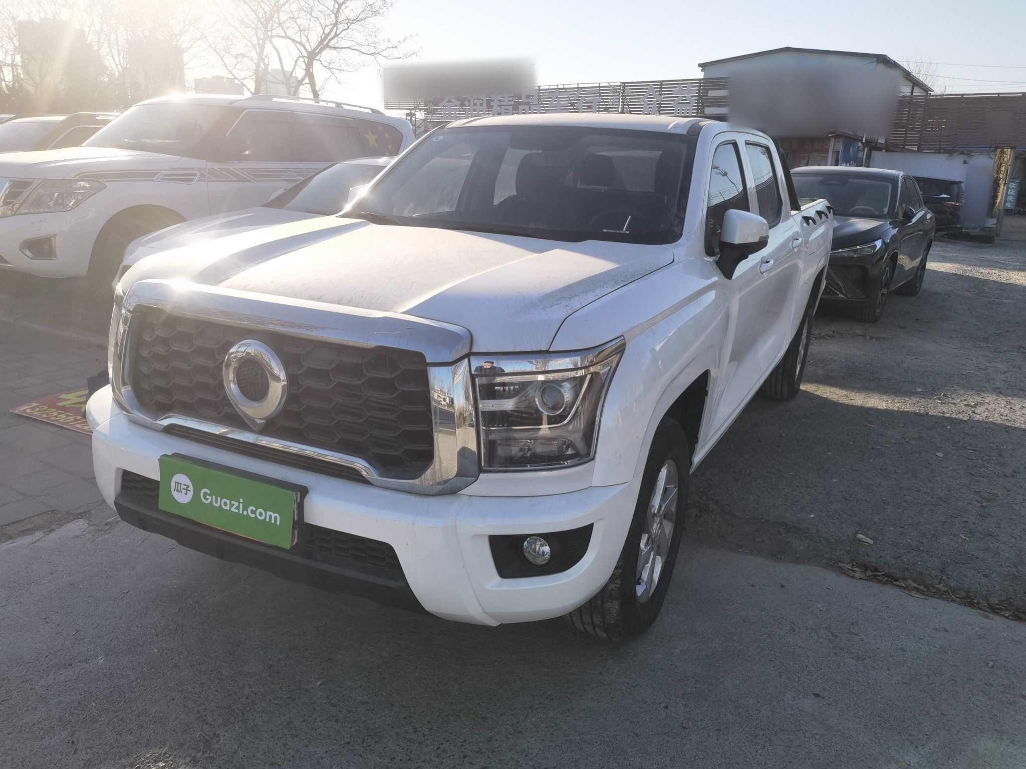 تحت مقدمة السيارة