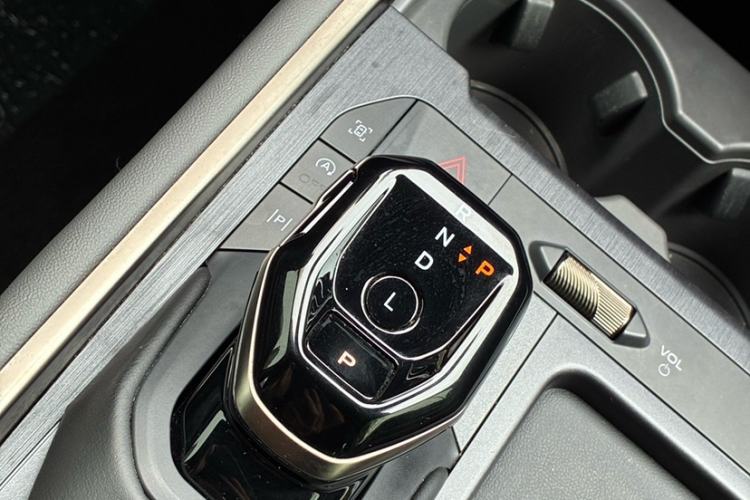 Used Ford Edge 2023 Ford Explorer L 2.0T EcoBoost Two-Wheel Drive 7-Seater Luxury Model Interior 9