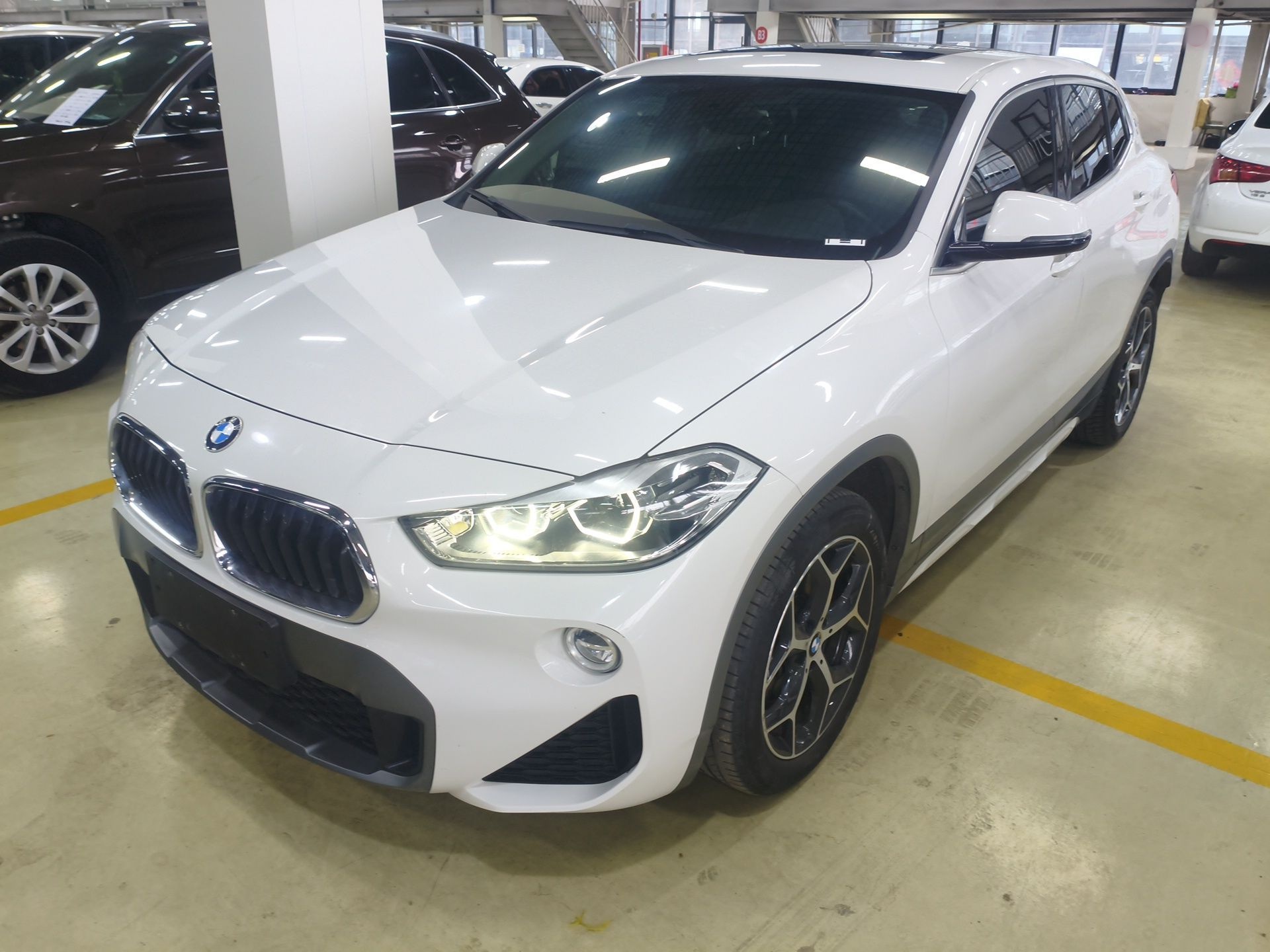 تحت مقدمة السيارة