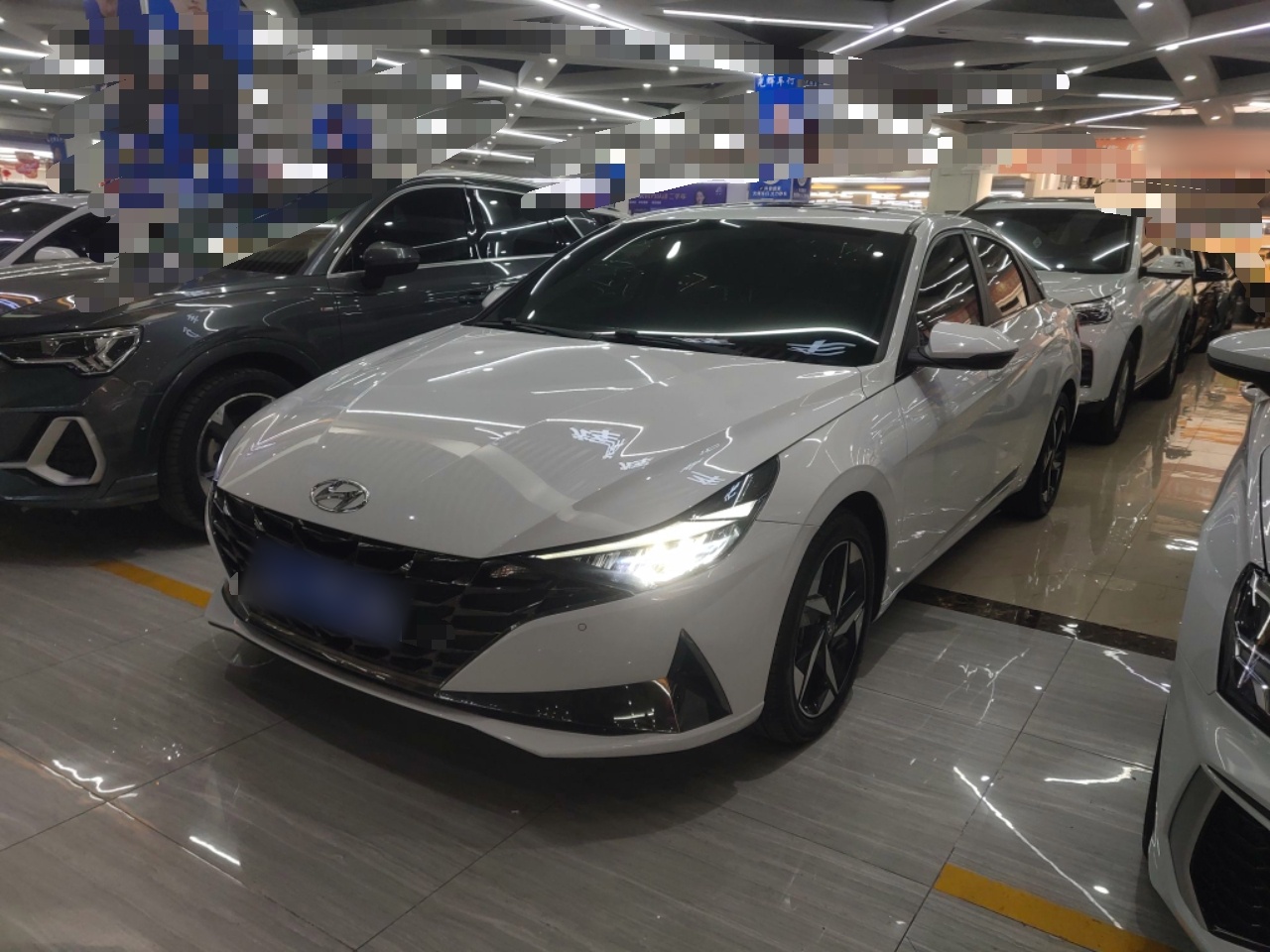 Под передней частью автомобиля