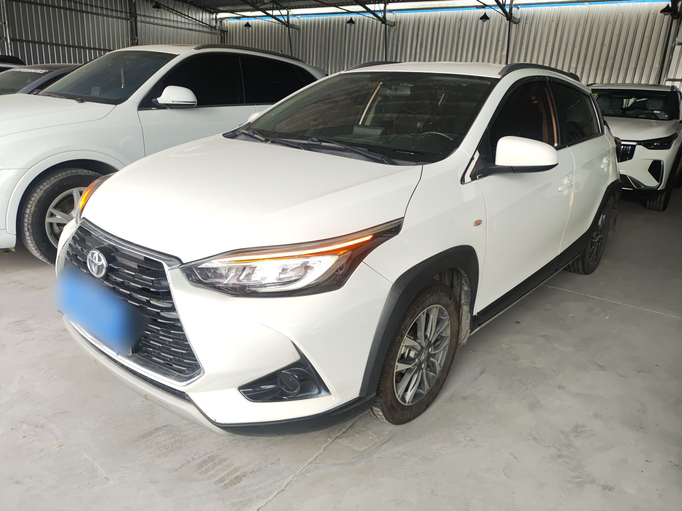 Под передней частью автомобиля