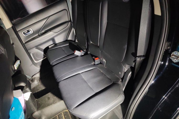 Used Mitsubishi Outlander 2018 2.0L Two-Wheel-Drive Jiale Edition 7-Seater