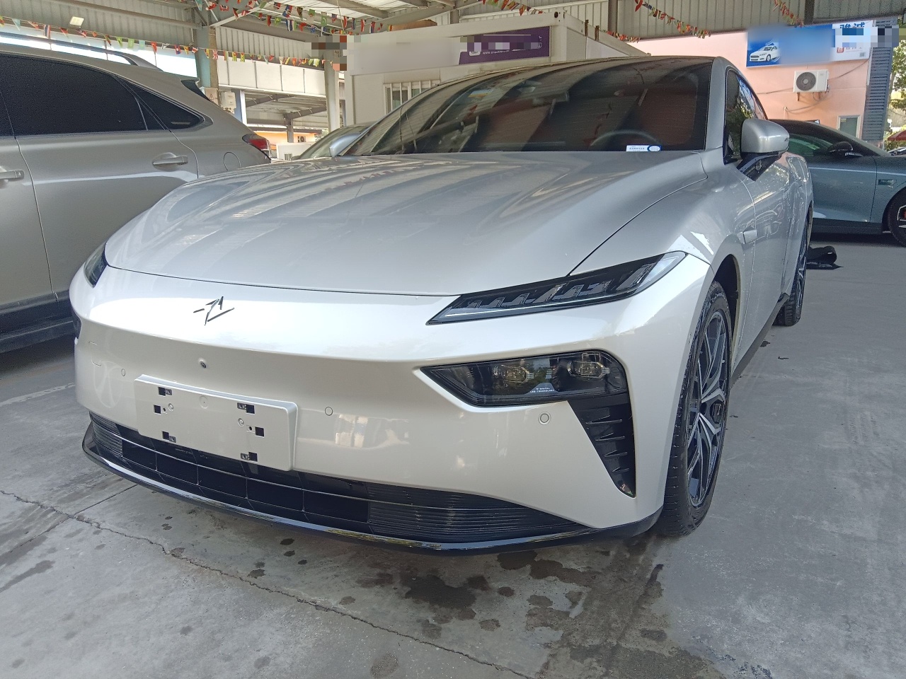 تحت مقدمة السيارة