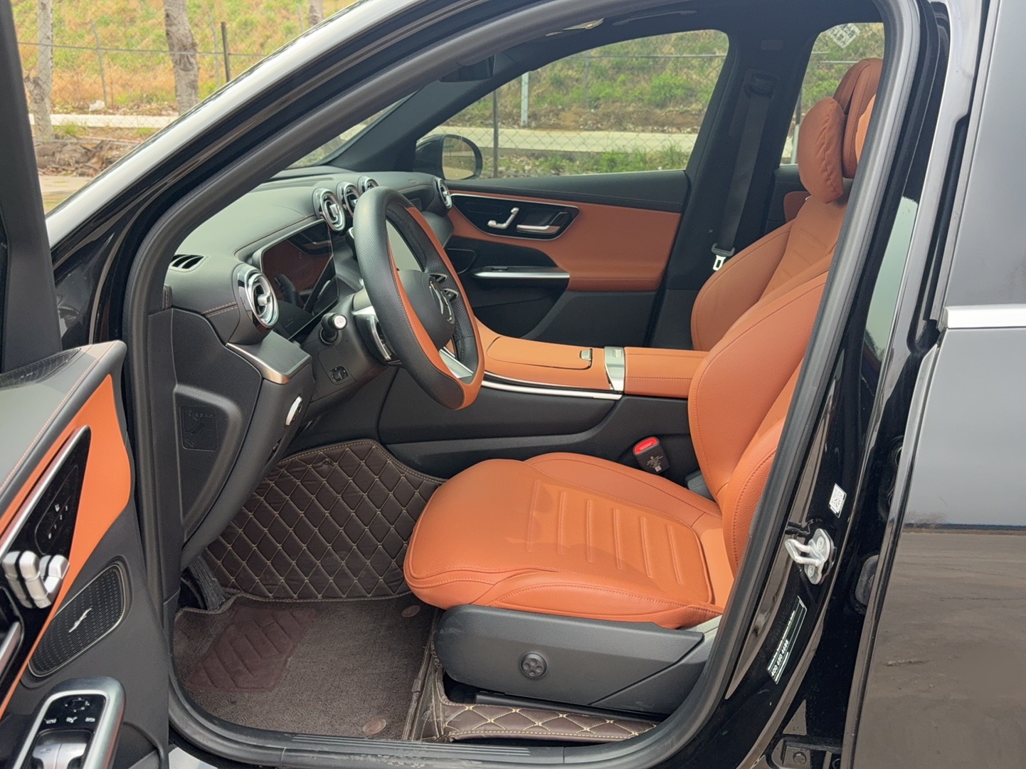 المقاعد الأمامية داخل السيارة