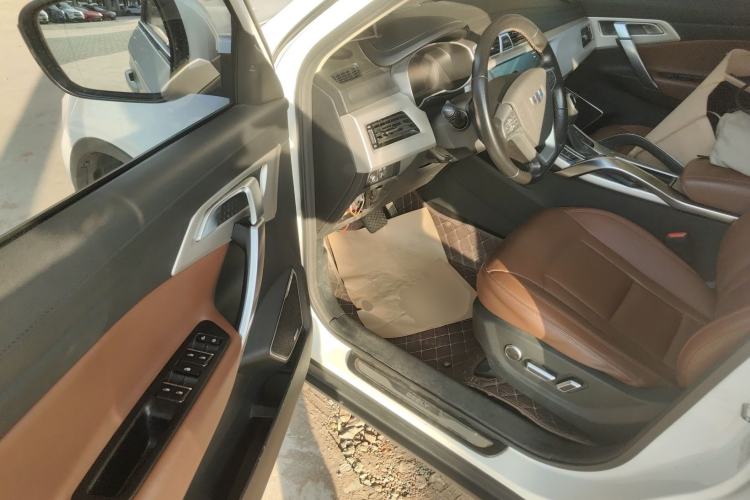 Used Geely Auto Emgrand X7 Sport 2018 1.8TD Automatic Two-Wheel Drive ZhiZun Model with 4G Connectivity
