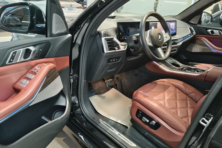 Used BMW X5 2023 xDrive 40Li M Sport Night Edition Package Driver Seat