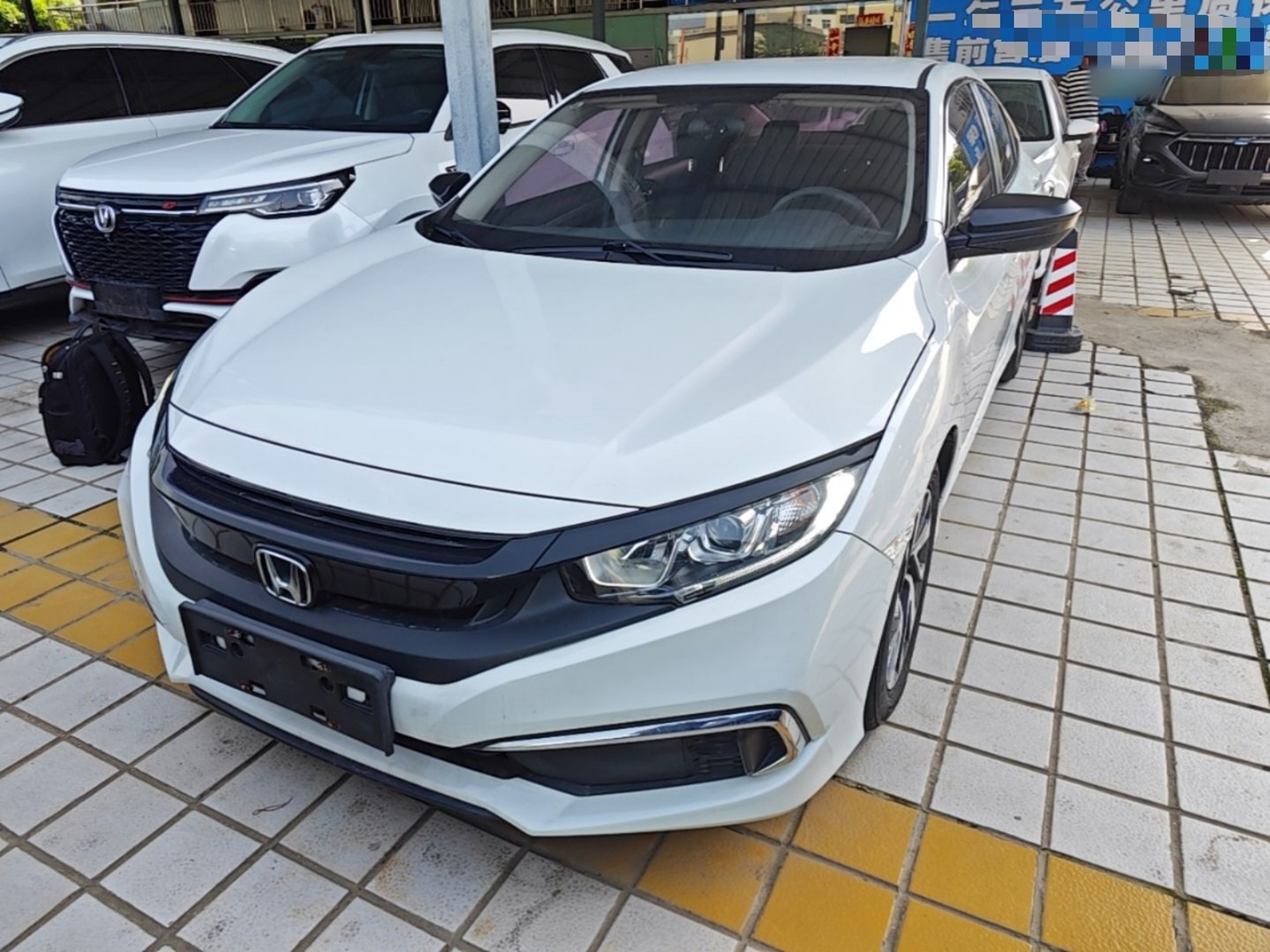 Под передней частью автомобиля