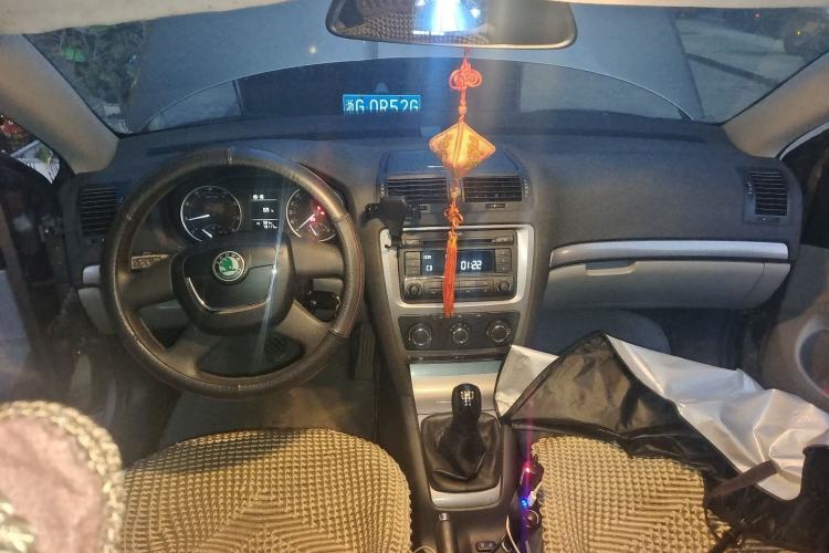 Used Skoda Octavia 2012 1.6L Manual Eado Edition Center Console