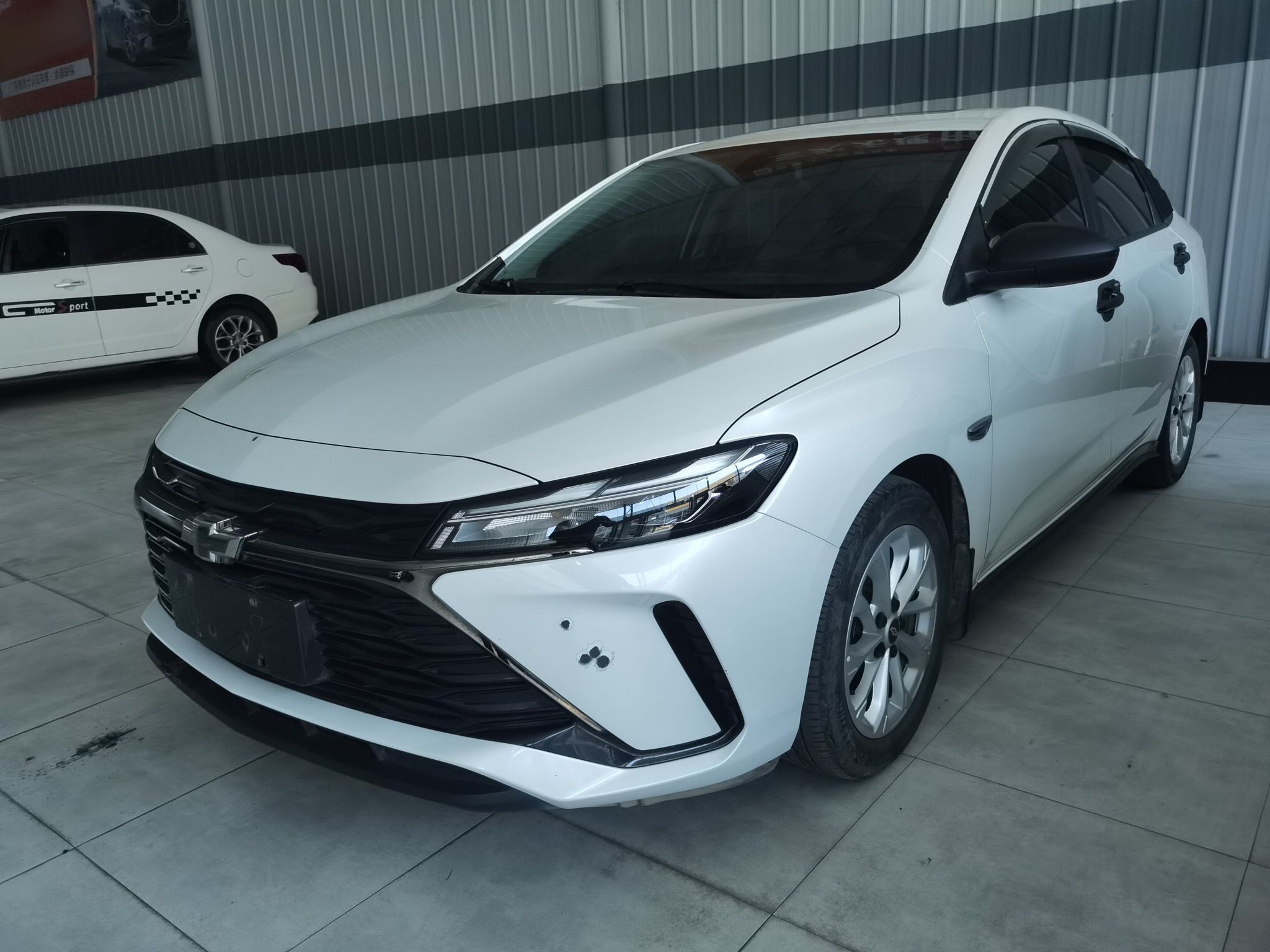 تحت مقدمة السيارة