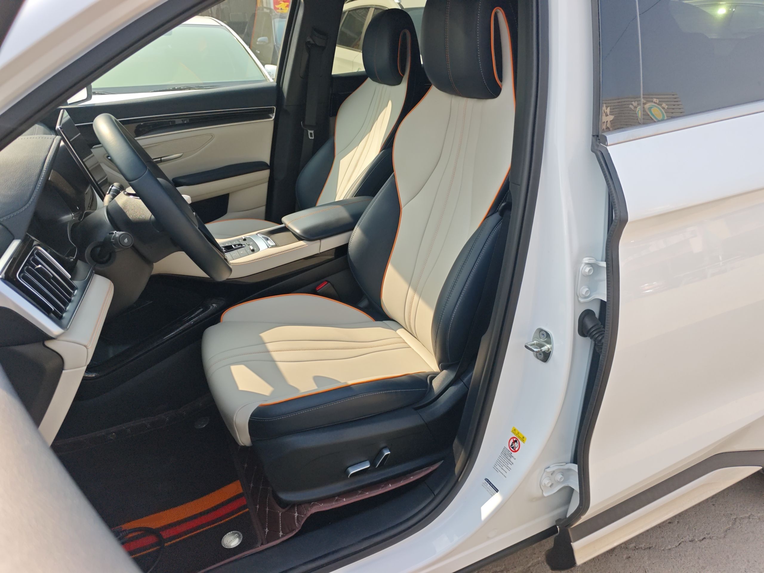 Переднее сиденье в автомобиле