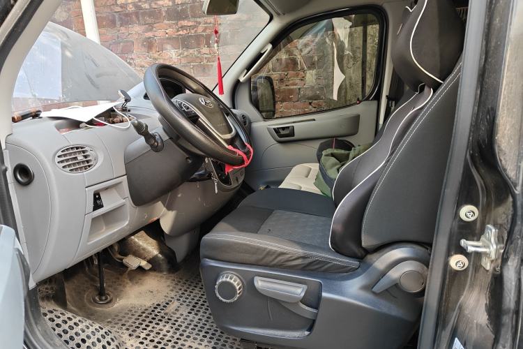 Used SAIC MAXUS Xintu V80 2021 2.0T AMT Classic Aoyuntong Short Wheelbase Mid-Roof 5/6-Seater
