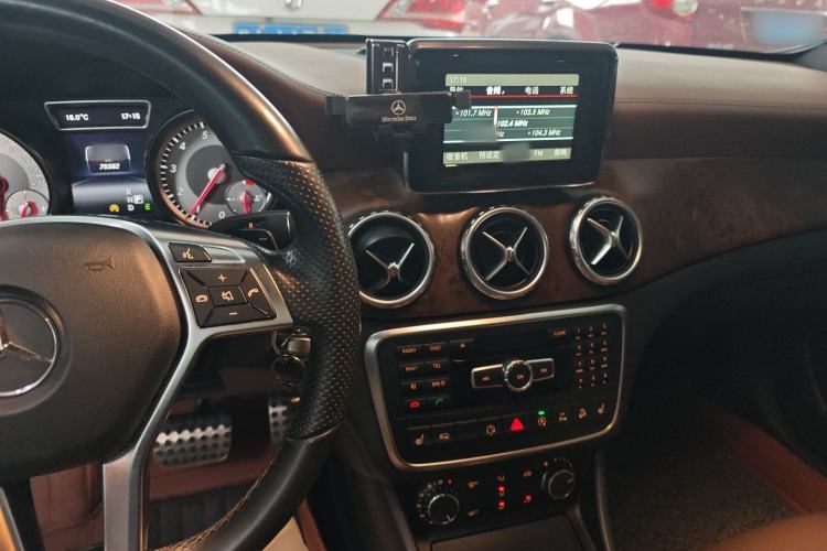 Used Mercedes-Benz GLA 2015 GLA 260 4MATIC Center Console