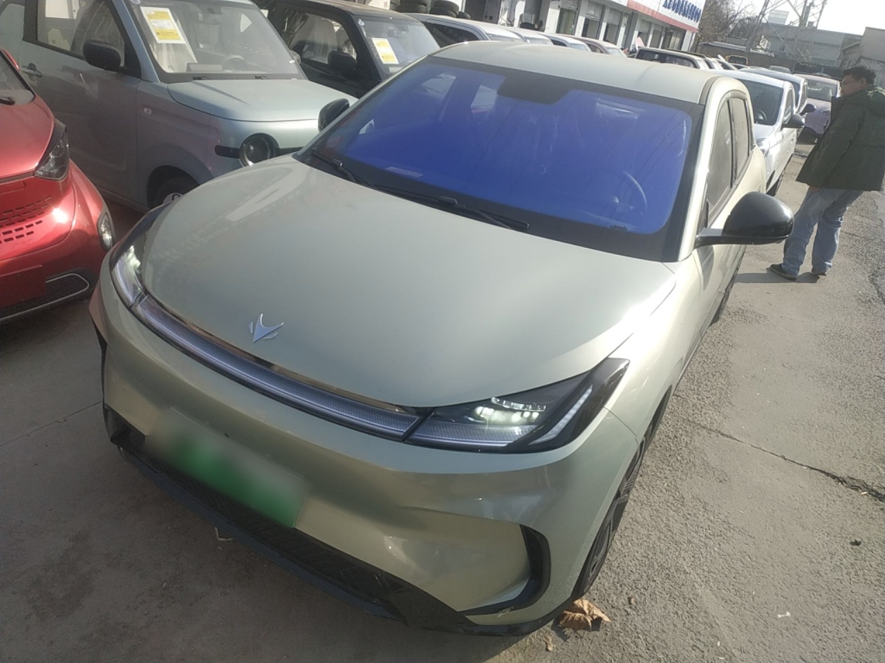 Под передней частью автомобиля