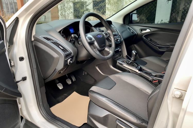 Used Ford Focus 2012 Hatchback 1.6L Manual Fashion Edition
