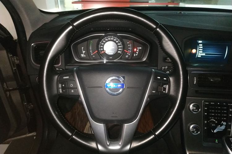Used Volvo V60 2015 T5 Zhiyi Edition
